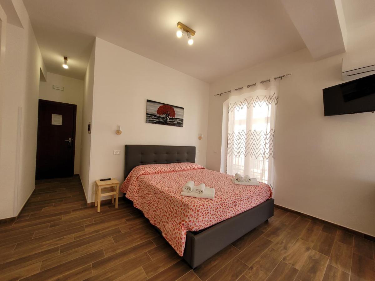 Вилла Casa "Paolo E Francesca" Monolocali Шилла Экстерьер фото