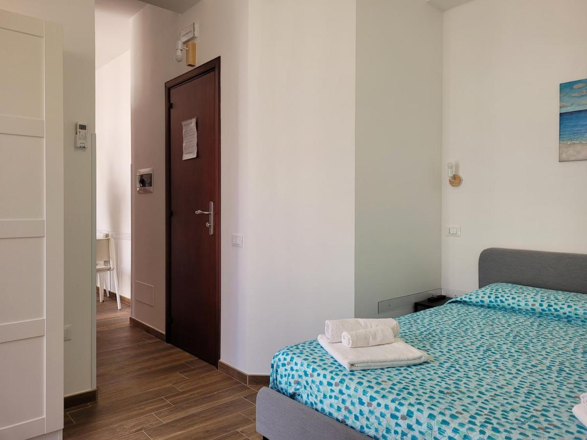 Вилла Casa "Paolo E Francesca" Monolocali Шилла Экстерьер фото