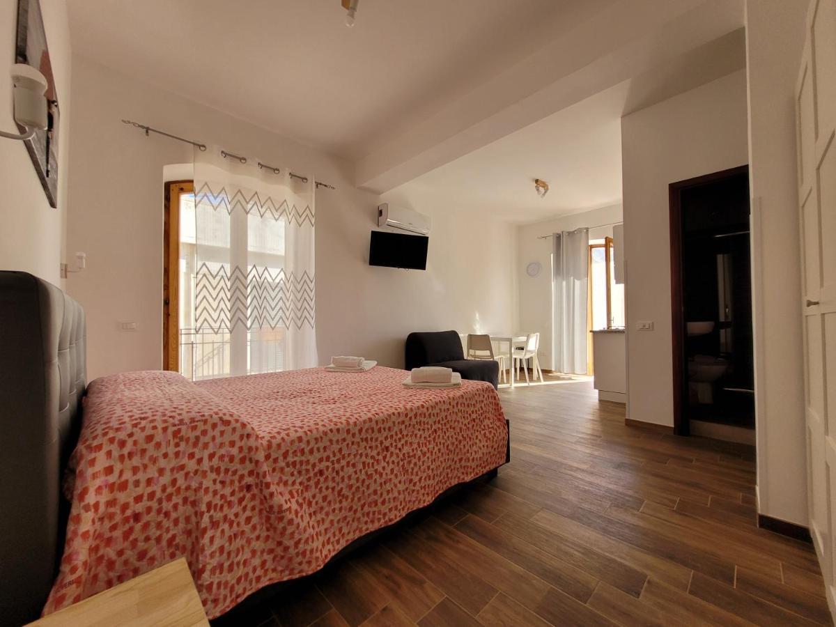 Вилла Casa "Paolo E Francesca" Monolocali Шилла Экстерьер фото