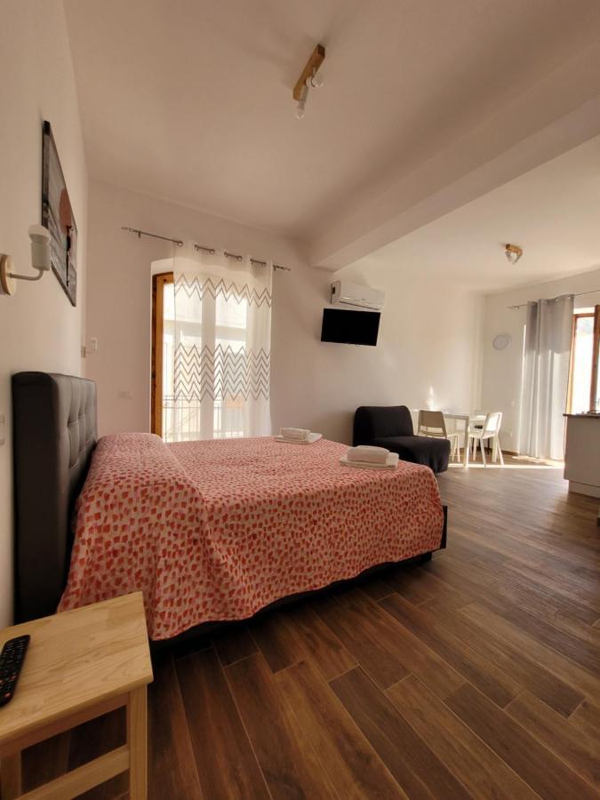 Вилла Casa "Paolo E Francesca" Monolocali Шилла Экстерьер фото