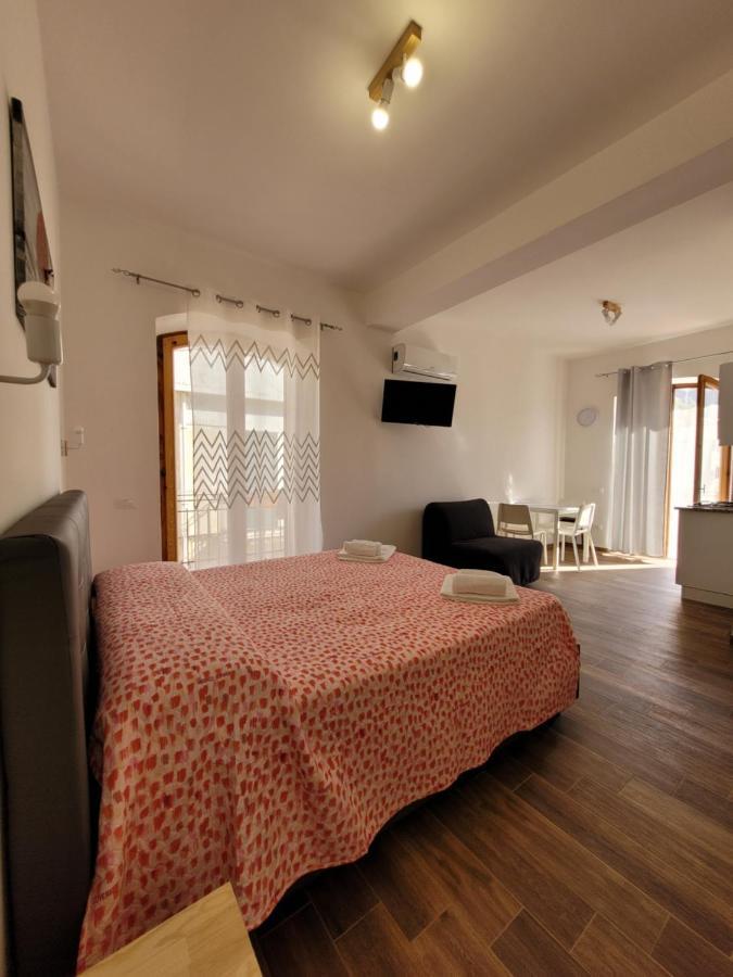 Вилла Casa "Paolo E Francesca" Monolocali Шилла Экстерьер фото