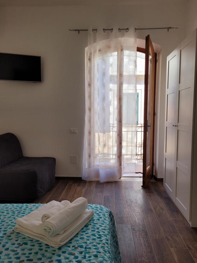 Вилла Casa "Paolo E Francesca" Monolocali Шилла Экстерьер фото